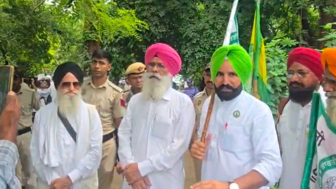 'देश बचाओ मोर्चा' का आह्वान: किसान संगठनों के नेतृत्व में बड़ी संख्या में किसान दिल्ली पहुंचे और प्रस्तावित व्यापार समझौते को लेकर अपनी चिंताएं सरकार के सामने रखने की कोशिश की.
'देश बचाओ मोर्चा' का आह्वान: किसान संगठनों के नेतृत्व में बड़ी संख्या में किसान दिल्ली पहुंचे और प्रस्तावित व्यापार समझौते को लेकर अपनी चिंताएं सरकार के सामने रखने की कोशिश की.