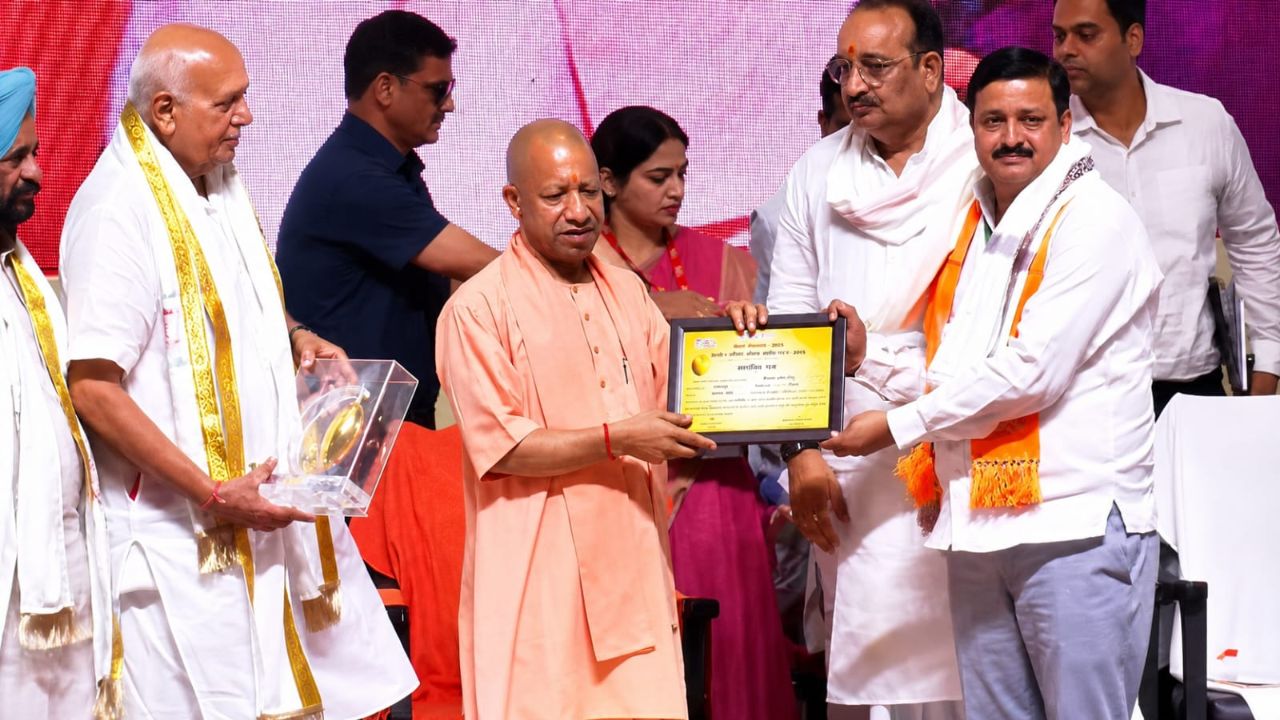 Cm Yogi Honors Farmer Achal Kumar Mishra In Aam Mahotsav For Modern Sugarcane And Mango Farming