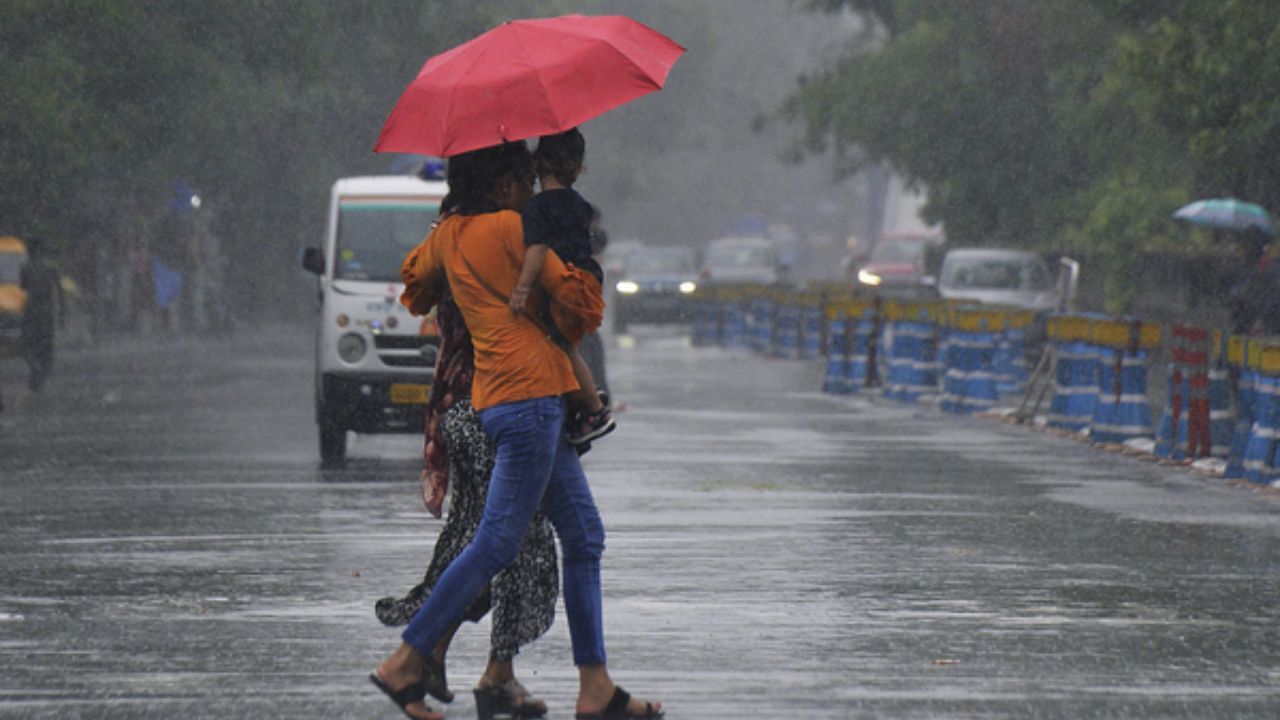 Weather Today Monsoon Gathers Momentum Heavy Rain Likely In Several States Temperature Drops In Delhi Today