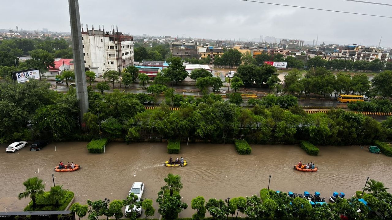 Delhi Ncr Record Heavy Rainfall In Few Hours Roads Submerged Imd Issues Red Alert Residents Advised To Stay Indoors Heavy Rain Alert Till July 10