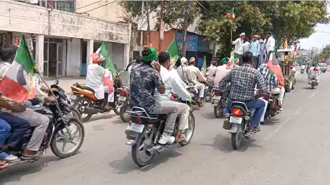 Protest Against India Us Trade Deal Farmers Arrived At District Headquarters With Tractors To Oppose Us Trade Deal In Uttar Pradesh