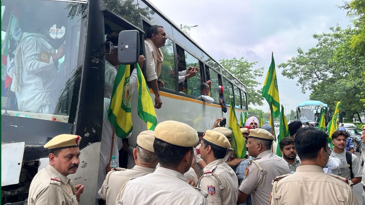 Farmers Protest Delhi Against Us Trade Deal Over 3000 Farmers Reached Delhi Borders Desh Bachao Morcha Leadership Detained Many Farmers House Arrest