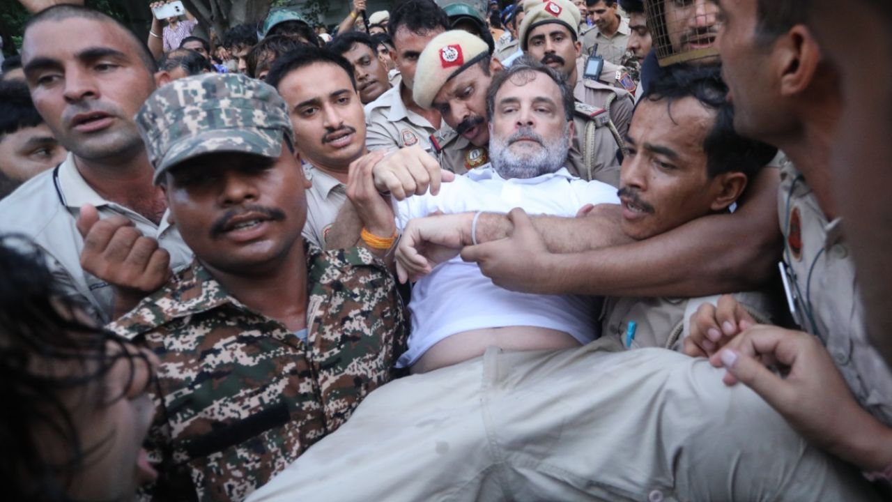 Delhi Police Detains Rahul Gandhi And Akhilesh Yadav During Protest And Demand Pm Resignation Congress Said Govt Anti Youth And Anti Farmer