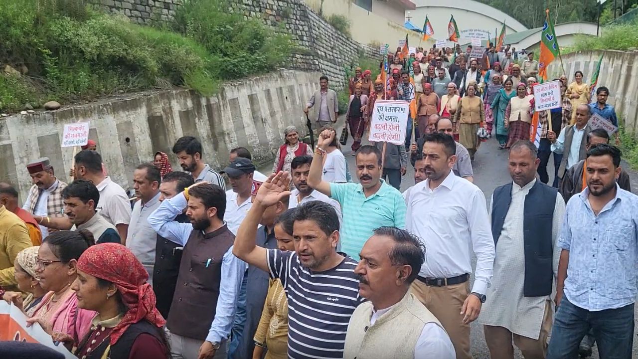Himachal Dairy Farmers Protest Outside Shimla Milk Plant Over Non Payment Of Dues For Three Months Over 26000 Dairy Farmers Dues Stuck
