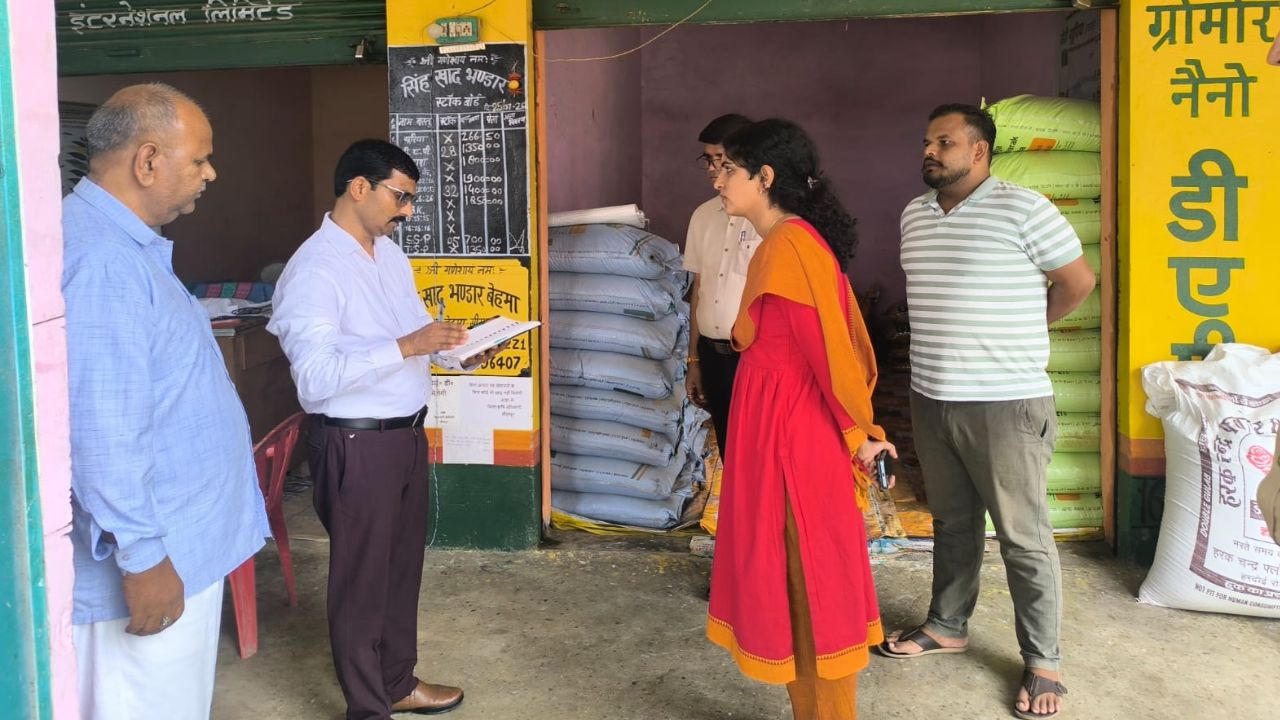 Farmers Complaint After Booking On Fertilizer Sale App Dealers Not Giving Khaad In Sitapur Two Dealers Licenses Suspended