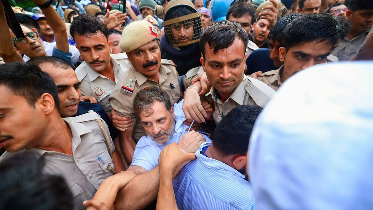 NEET-UG 2026 पेपर लीक मामले में केंद्र सरकार को घेरने के लिए कांग्रेस नेताओं ने प्रधानमंत्री आवास की ओर मार्च किया. लोक कल्याण मार्ग के पास पहुंचने पर दिल्ली पुलिस ने राहुल गांधी, प्रियंका गांधी वाड्रा समेत कई नेताओं को हिरासत में ले लिया.
NEET-UG 2026 पेपर लीक मामले में केंद्र सरकार को घेरने के लिए कांग्रेस नेताओं ने प्रधानमंत्री आवास की ओर मार्च किया. लोक कल्याण मार्ग के पास पहुंचने पर दिल्ली पुलिस ने राहुल गांधी, प्रियंका गांधी वाड्रा समेत कई नेताओं को हिरासत में ले लिया.