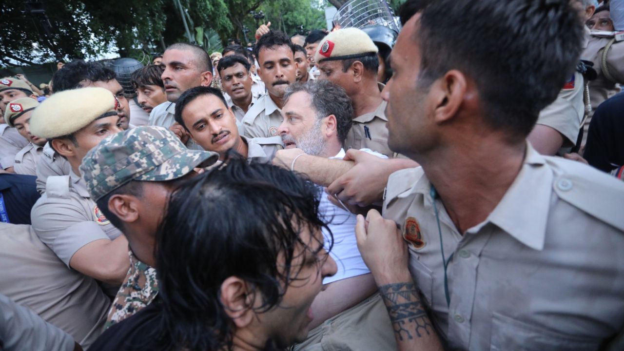 केंद्र सरकार का दावा है कि वह NEET मामले पर संसद में चर्चा के लिए तैयार थी, लेकिन कांग्रेस ने बाद में शिक्षा मंत्री के इस्तीफे की नई शर्त रख दी. वहीं कांग्रेस का आरोप है कि सरकार छात्रों के मुद्दे से ध्यान भटकाने की कोशिश कर रही है, जिससे दोनों पक्षों के बीच राजनीतिक टकराव और बढ़ गया.
केंद्र सरकार का दावा है कि वह NEET मामले पर संसद में चर्चा के लिए तैयार थी, लेकिन कांग्रेस ने बाद में शिक्षा मंत्री के इस्तीफे की नई शर्त रख दी. वहीं कांग्रेस का आरोप है कि सरकार छात्रों के मुद्दे से ध्यान भटकाने की कोशिश कर रही है, जिससे दोनों पक्षों के बीच राजनीतिक टकराव और बढ़ गया.