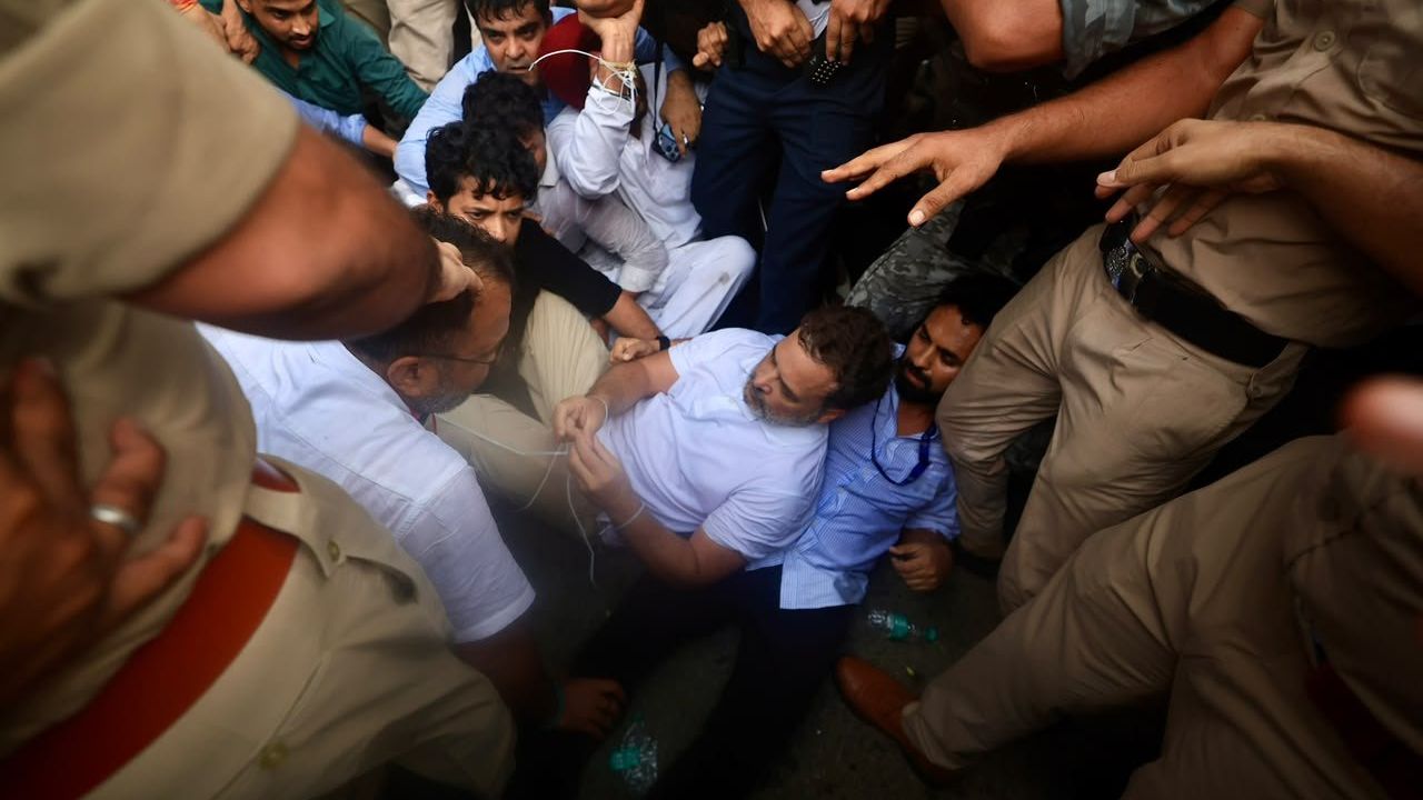 हिरासत में लिए जाने के बाद कांग्रेस सांसद रणदीप सिंह सुरजेवाला ने कहा कि, यह विरोध यहीं खत्म नहीं होगा. उन्होंने कहा कि छात्रों को न्याय मिलने और सरकार से जवाब मिलने तक कांग्रेस का आंदोलन लगातार जारी रहेगा.
हिरासत में लिए जाने के बाद कांग्रेस सांसद रणदीप सिंह सुरजेवाला ने कहा कि, यह विरोध यहीं खत्म नहीं होगा. उन्होंने कहा कि छात्रों को न्याय मिलने और सरकार से जवाब मिलने तक कांग्रेस का आंदोलन लगातार जारी रहेगा.