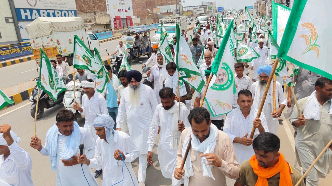 Farmers From Over 35 Villages In Haryana Raised Slogans During Against Govt During Foot March And Demand Withdrawal Of Seed Bill And Free Trade Deal