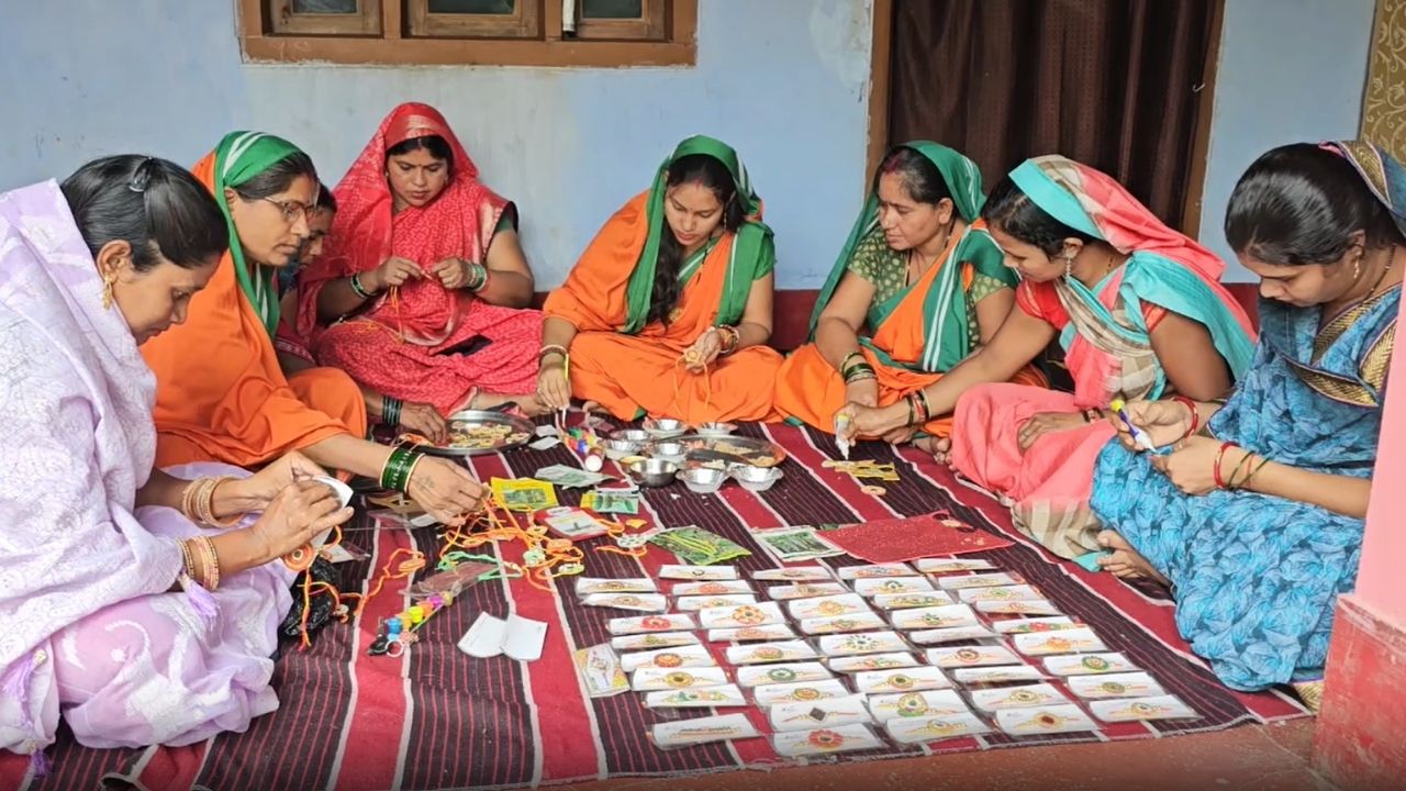 महिला समूह ने सब्जियों के बीजों से बनाई इकोफ्रेंडली राखी, 15 दिन में 3 लाख की बिक्री महिला समूह ने सब्जियों के बीजों से बनाई इकोफ्रेंडली राखी, 15 दिन में 3 लाख की बिक्री