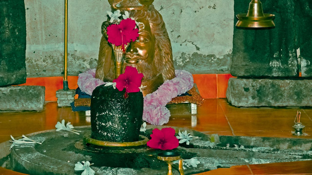 कामिका एकादशी का व्रत 9 अगस्त को रखा गया था. इसका पारण 10 अगस्त की सुबह 5:37 बजे से 8:00 बजे तक किया जा सकता है. पारण से पहले भगवान विष्णु की पूजा और तुलसी दल अर्पित करने की परंपरा है.
कामिका एकादशी का व्रत 9 अगस्त को रखा गया था. इसका पारण 10 अगस्त की सुबह 5:37 बजे से 8:00 बजे तक किया जा सकता है. पारण से पहले भगवान विष्णु की पूजा और तुलसी दल अर्पित करने की परंपरा है.