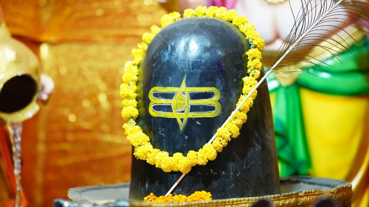 सावन का आखिरी सोमवार कल, मनोकामना के लिए शिवलिंग पर चढ़ाएं ये चीजें.. जानें आसान उपाय