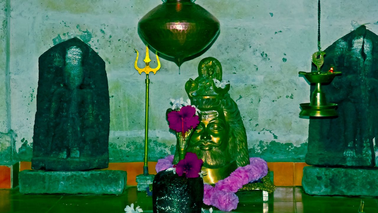 सोम प्रदोष के दिन भगवान शिव की पूजा प्रदोष काल में की जाती है. रुद्रप्रयाग-ऋषिकेश क्षेत्र के पंचांग के अनुसार पूजा का समय करीब शाम 7:03 बजे से रात 9:11 बजे तक रहेगा. शहर के हिसाब से समय में थोड़ा अंतर हो सकता है.
सोम प्रदोष के दिन भगवान शिव की पूजा प्रदोष काल में की जाती है. रुद्रप्रयाग-ऋषिकेश क्षेत्र के पंचांग के अनुसार पूजा का समय करीब शाम 7:03 बजे से रात 9:11 बजे तक रहेगा. शहर के हिसाब से समय में थोड़ा अंतर हो सकता है.