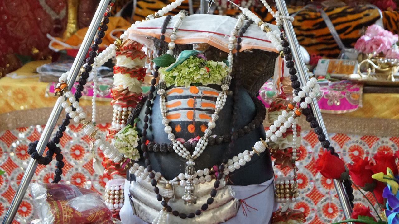 10 अगस्त को श्रद्धालुओं को सुबह कामिका एकादशी का पारण कर भगवान विष्णु की पूजा करने और शाम को प्रदोष काल में भगवान शिव की आराधना करने का अवसर मिलेगा. इस तरह एक ही दिन दो महत्वपूर्ण धार्मिक परंपराओं का संयोग बन रहा है.
10 अगस्त को श्रद्धालुओं को सुबह कामिका एकादशी का पारण कर भगवान विष्णु की पूजा करने और शाम को प्रदोष काल में भगवान शिव की आराधना करने का अवसर मिलेगा. इस तरह एक ही दिन दो महत्वपूर्ण धार्मिक परंपराओं का संयोग बन रहा है.
