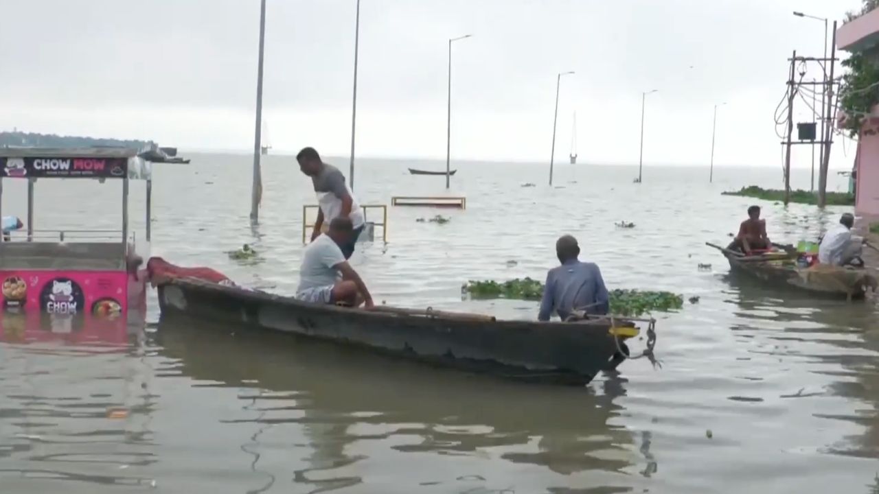 UP Weather: यूपी में अगले 24 घंटे भारी, गंगा-यमुना समेत कई नदियां उफान पर.. 18 जिलों में रेड अलर्ट