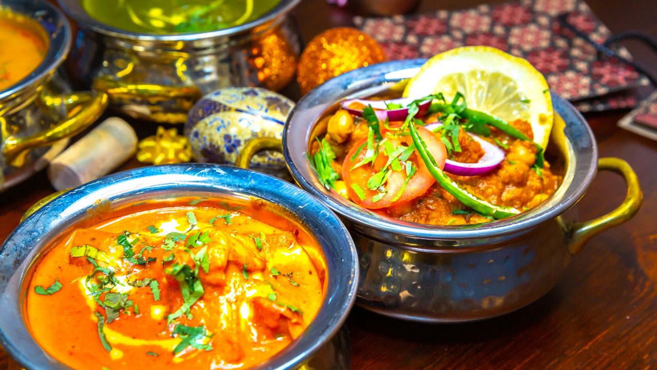 मिलेट्स और देसी स्वाद से शुरुआत — मेहमानों को रागी डोसा, बाजरा उपमा, मिलेट पोंगल जैसे श्री अन्न से बने व्यंजन मिलेंगे. साथ में मौसमी फल, नारियल पानी और ताजा छाछ भी परोसी जाएगी.
मिलेट्स और देसी स्वाद से शुरुआत — मेहमानों को रागी डोसा, बाजरा उपमा, मिलेट पोंगल जैसे श्री अन्न से बने व्यंजन मिलेंगे. साथ में मौसमी फल, नारियल पानी और ताजा छाछ भी परोसी जाएगी.