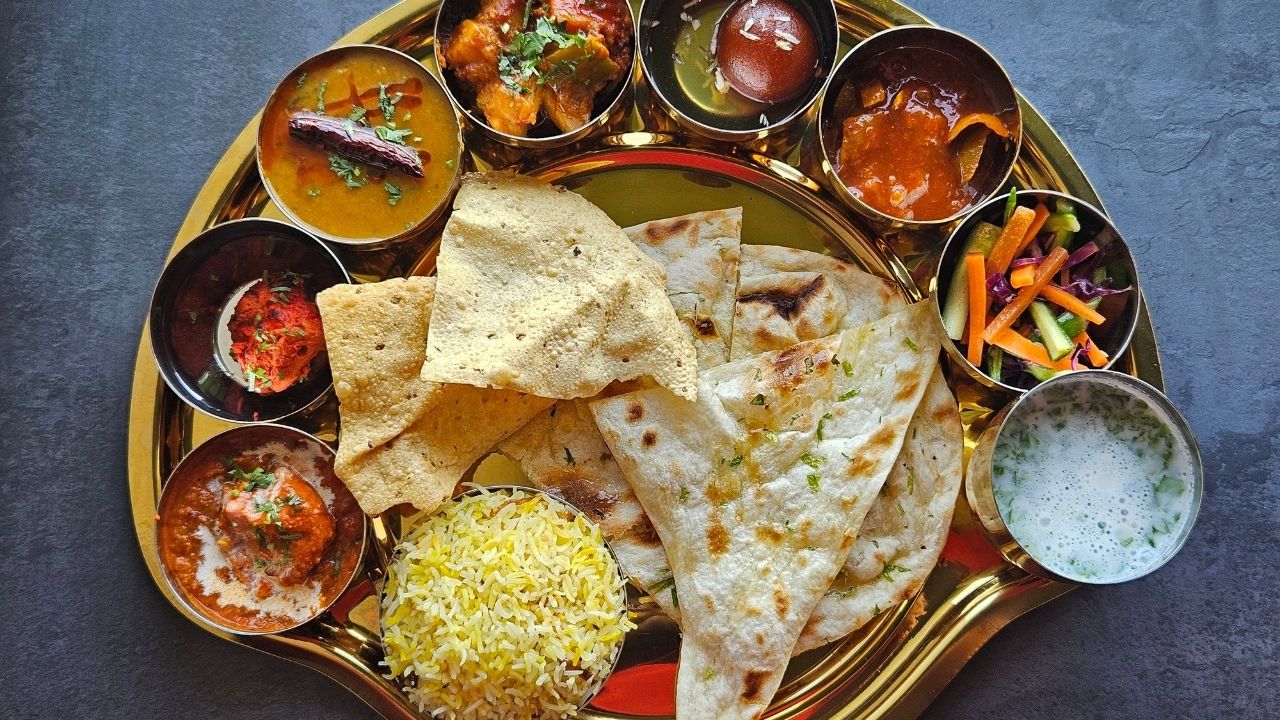 विदेशी मेहमानों की पसंद का खास ध्यान — अलग-अलग देशों के प्रतिनिधियों की डाइट और खाने की आदतों के मुताबिक मेन्यू तैयार किया गया है. लाइव कुकिंग काउंटर पर बिना तेल और कम मसाले वाले कॉन्टिनेंटल नाश्ते के विकल्प भी मिलेंगे.
विदेशी मेहमानों की पसंद का खास ध्यान — अलग-अलग देशों के प्रतिनिधियों की डाइट और खाने की आदतों के मुताबिक मेन्यू तैयार किया गया है. लाइव कुकिंग काउंटर पर बिना तेल और कम मसाले वाले कॉन्टिनेंटल नाश्ते के विकल्प भी मिलेंगे.