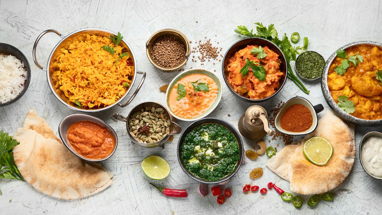 डिनर में भी दिखेगी भारतीय विविधता — विदेश मंत्री एस. जयशंकर की ओर से भारत मंडपम में दिए जाने वाले डिनर में अलग-अलग राज्यों के शेफ मिलकर खाना तैयार करेंगे. लखनवी कबाब, तंदूरी व्यंजन और धीमी आंच पर बनी भारतीय ग्रेवी भी मेन्यू का हिस्सा होंगी.
डिनर में भी दिखेगी भारतीय विविधता — विदेश मंत्री एस. जयशंकर की ओर से भारत मंडपम में दिए जाने वाले डिनर में अलग-अलग राज्यों के शेफ मिलकर खाना तैयार करेंगे. लखनवी कबाब, तंदूरी व्यंजन और धीमी आंच पर बनी भारतीय ग्रेवी भी मेन्यू का हिस्सा होंगी.