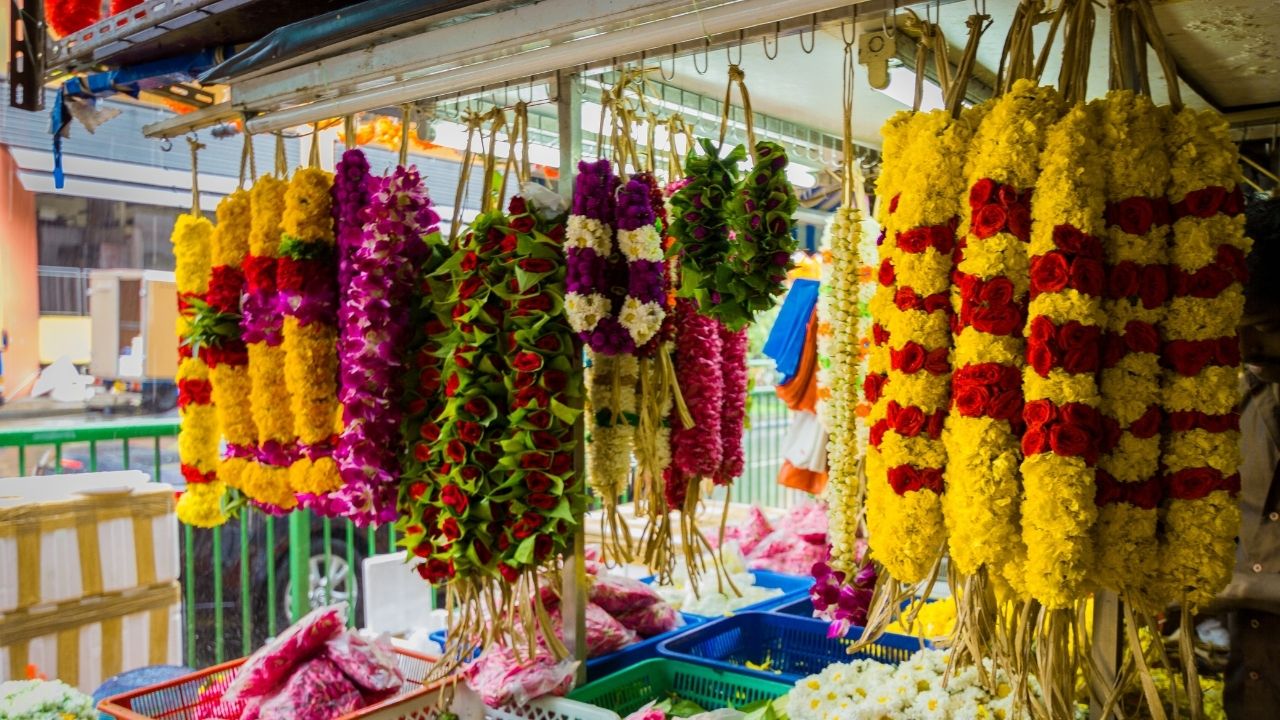 Flower Prices Double On Ganesh Chaturthi Crossandra Sells For Rs 1600 Per Kg