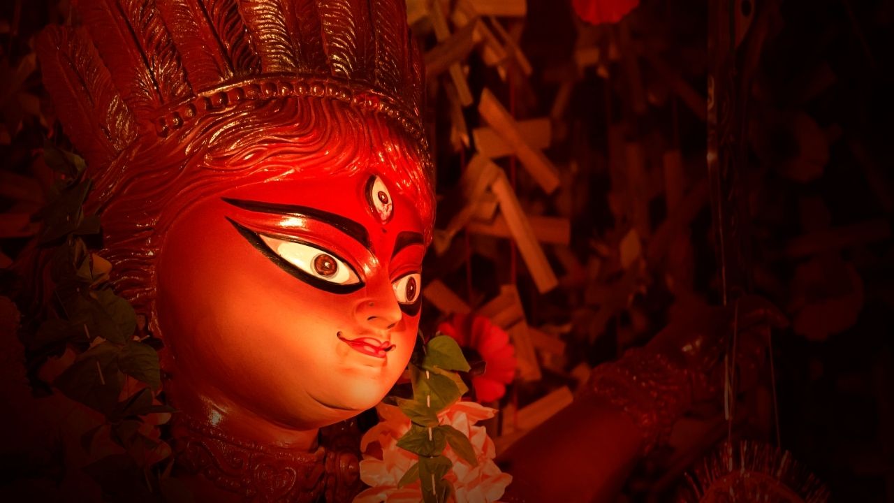 11 अक्टूबर से होगी शुरुआत: शारदीय नवरात्रि 2026 की शुरुआत 11 अक्टूबर, रविवार से होगी. इसी दिन घटस्थापना के साथ नौ दिनों की पूजा शुरू होगी.
