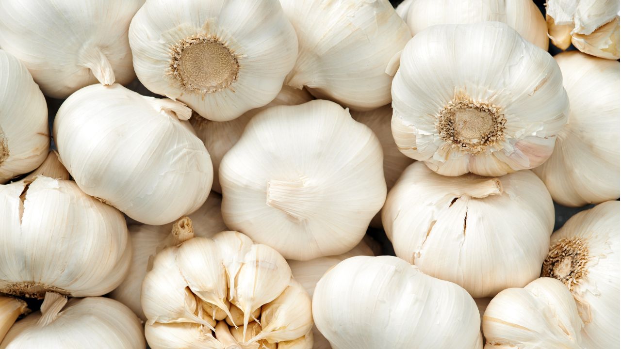 After Onions Garlic Is Also Expensive Reaching Rs 400 Per Kg Ginger Is Also Hit By Inflation