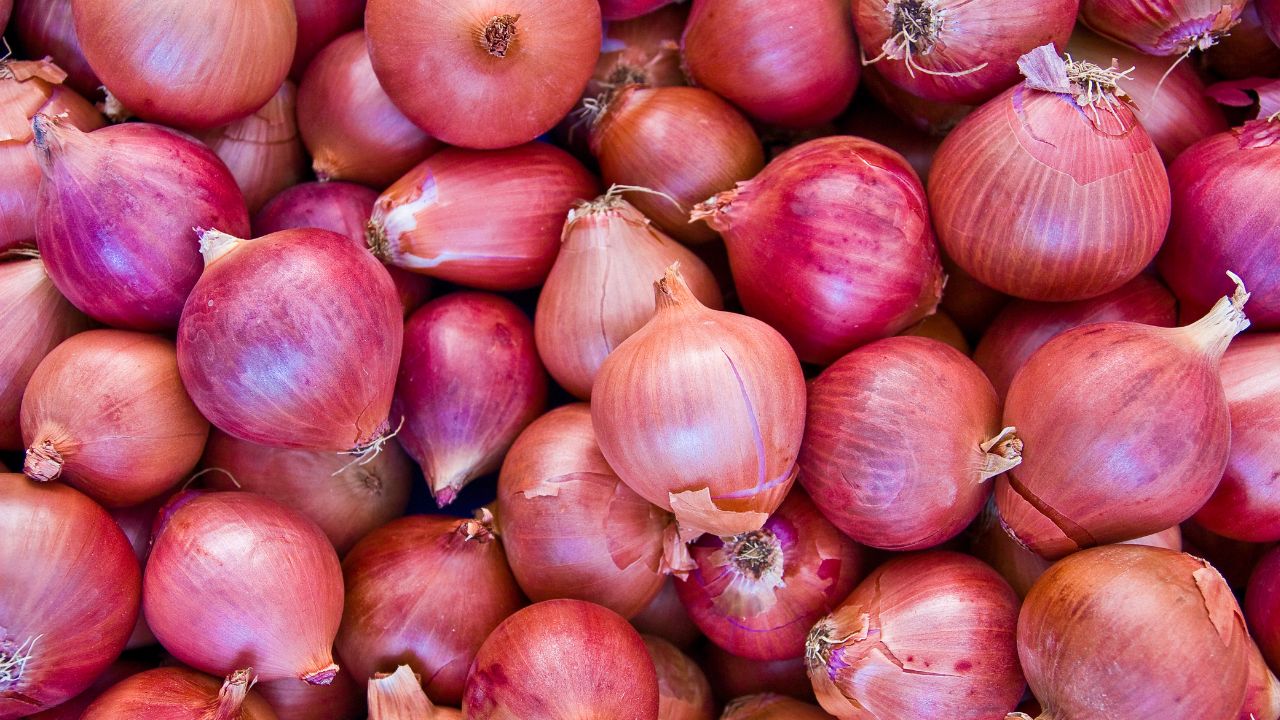 Onion Prices Hike Rate Rs 70 Ruppes Per Kg Hyderabad Onion Supply Affected